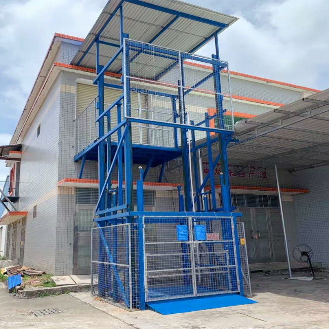 光泽建材厂室外升降货梯安装